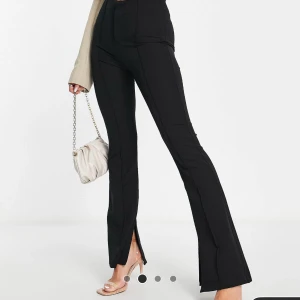 Byxor med slits - Byxor med slits från Bershka, aldrig använda, kvar i orginalfärpackning. Storlek 40 men mer som  38. Nypris 429