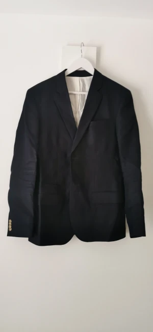 Kavaj filipa k  - Kavaj nästan aldrig använd av märke filipa k i linne, skickas stryckt och tvättad. 