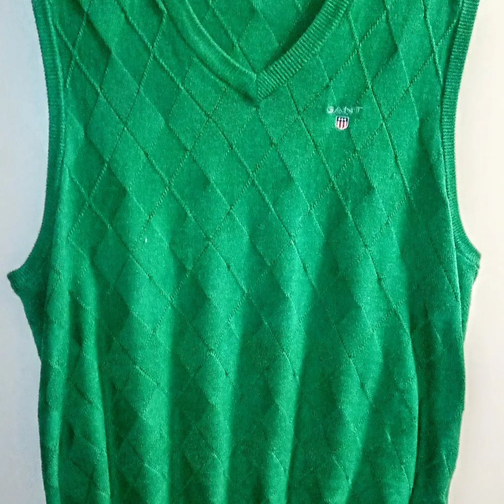 Pullover GANT storlek M . Nyskick 200:- Jumper GANT storlek L Nyskick 250:-. Neuleet.