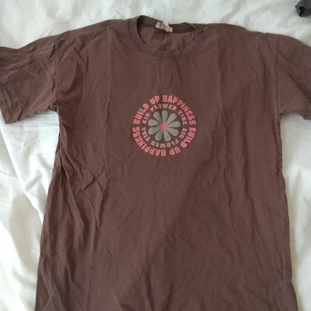 Fin hippie t-shirt från Pull & Bear, knappt använd och är i bra material, 3 för två på hela min shopp!. T-shirts.