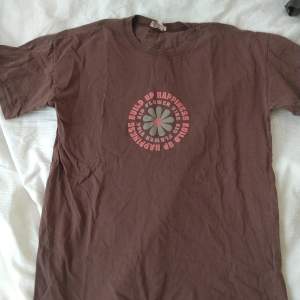 Fin hippie t-shirt från Pull & Bear, knappt använd och är i bra material, 3 för två på hela min shopp!