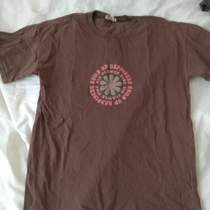 Hippe - T-shirt  - Fin hippie t-shirt från Pull & Bear, knappt använd och är i bra material, 3 för två på hela min shopp!