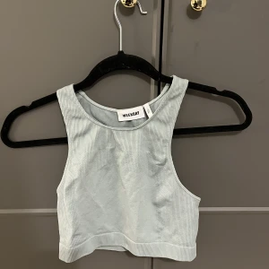 Träningsset  - Superfint sett med en fin grön färg. Toppen är oanvänd medans byxorna är använda några gånger. Men har inga defekter! Byxorna är lite ribbade över rumpan, medans benen är släta, toppen är me lite ribbad på vissa ställen (se bild) 