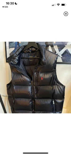 Ralph lauren väst - Säljer nu den här skitsnygga Ralph lauren västen. Perfekt nu till våren och sommaren. Västen är i nyskick,  köptes i fel storlek.  Nypris: 4000 Mitt pris:1300 Kom pm för bilder, frågor o funderingar🙌