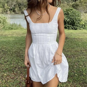 Vit, superfin klänning!! - Fin vit klänning, prefekt till studenten eller liknande!! Helt oanvänd! Säljer på grund av att den tyvärr var för liten för mig. Passar som en 34, inte 36! 