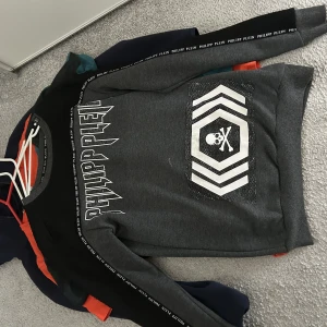 Philipp Plein - Fin tröja i ganska bra skick skulle jag säga! 7/10. Använder inte pga att det inte är min stil riktigt.