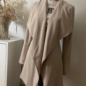 🌿 Beige tunn vårkappa 🌿 - Tunn vårkappa i polyester. Använd några gånger, men är tvättad och ren igen och är i väldigt bra skick! 