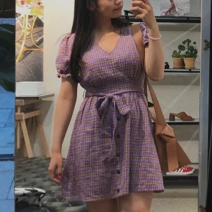 lila rutad klänning  - supergulliga klänning från revolve! materialet känns och ser verkligen bra ut och av hög kvalité 💜 den har tyvärr blivit alldeles för liten för mig. ”bältet” är lös så man kan välja om man vill ha på den eller inte! nypris ~1500kr