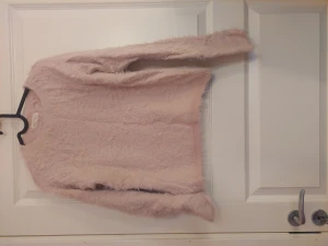 Stickad tröja - En gullig stickad tröja i storlek 158/164, säljer då jag inte kan ha den längre tyvärr Kontakta mig för mer info.