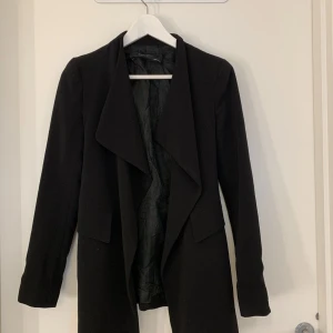 Svart blazer - Säljer en snygg blazer ifrån Zara Storlek S men passar XS lika bra Säljer för 100 + frakt