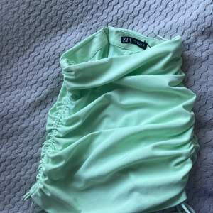 Supersnygg mintgrön kjol med scrunch och knyten på sidorna! Perfekt nu till sommaren💗