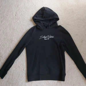 Säljer hoodie från Lager 157! - Säljer min stilrena hoodie från Lager 157 då den är för liten! Sömmarna vid halsöppningen har brustit en mindre del men det är inget som märks. Inga fläckar!