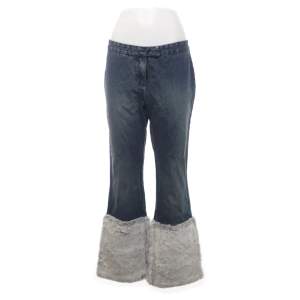Lågmidjade jeans från DKNY med mjuk fuskpäls längst ner. Storlek 13 vilket är typ storlek 40.