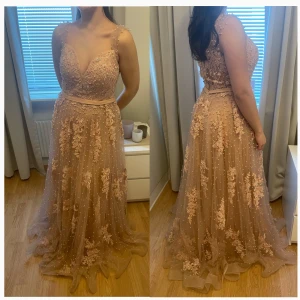 Festklänning  - 🌸🌸🌸 Vacker klänning med bla pärlor, stl M/L. Priset kan diskuteras vid snabb affär 🌸🌸🌸
