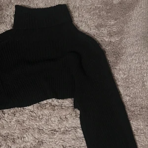 Stickad topp från hm  - Svart stickad topp från H&M. Knappt använt :) skriv gärna för fler bilder och frågor 