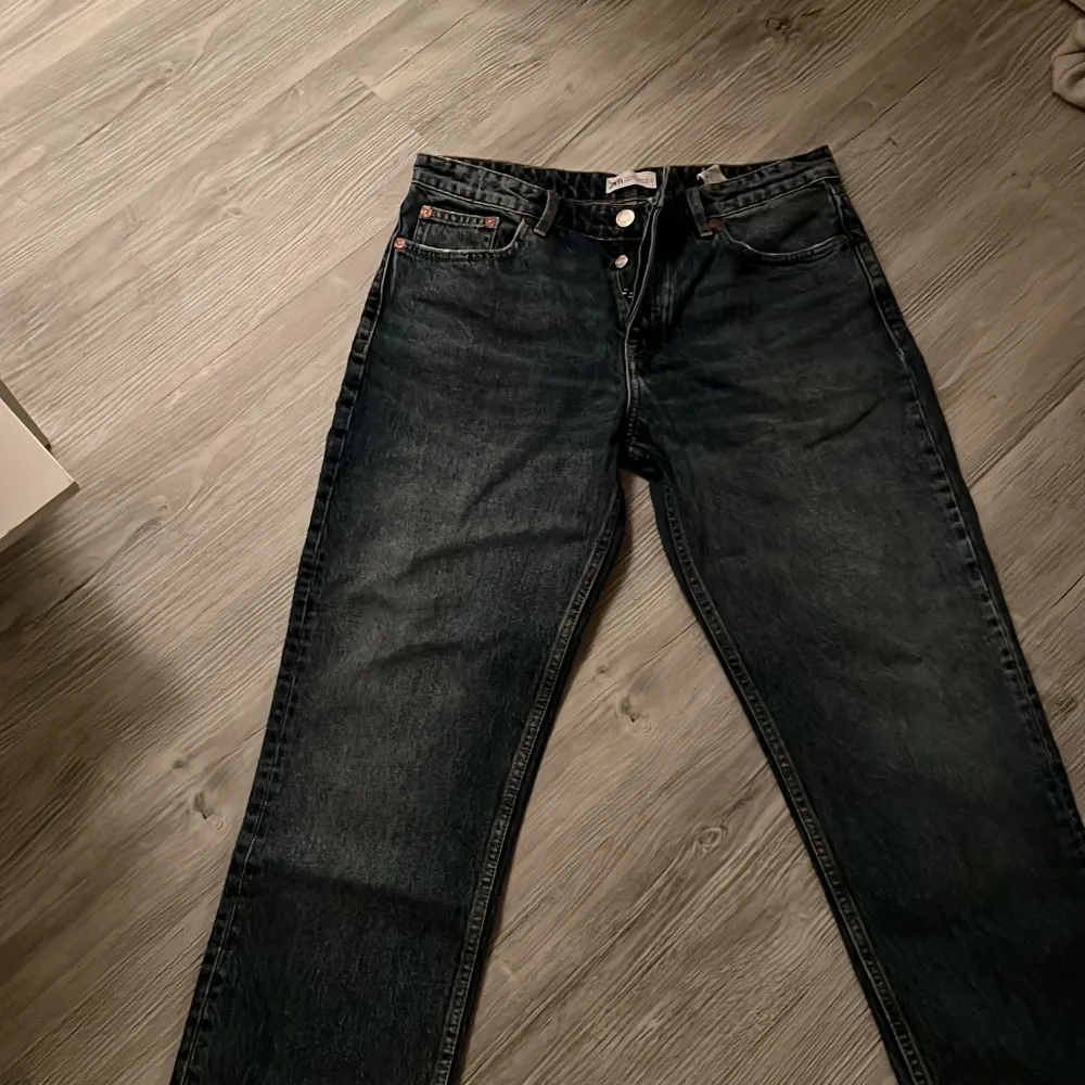mid waist jeans från zara som inte säljs längre! har inte används mycket, vid frågor skriv! frakt tillkommer!. Jeans & Byxor.