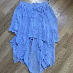 Blå lång kjol från ginatricot i storlek 36