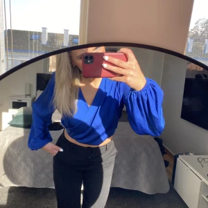 Blus - Söt blå blus, funkar som både vardags och fest topp. Storlek xs men passar även S! 150kr och köparen står för frakt🌸🌸