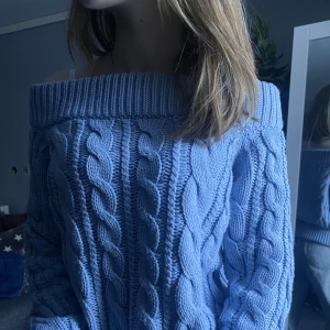 Stickad offshoulder tröja från NA-KD - En varm stickad tröja med fint mönster. I väldigt bra skick🤍 köpare står för frakt och slarv i posten