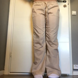 Linnebyxor - Säljer mina linnebyxor då det blev fel storlek, de biega är i storlek S och det vita är XS🤍 150kr st eller köp båda 