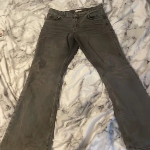 Gråa jeans från ginatricot. - Byxorna var tyvärr stora på mig så ja kan ej använda d längre darför tänkte jag sälja de, jag har använt byxorna!❤️‍🔥