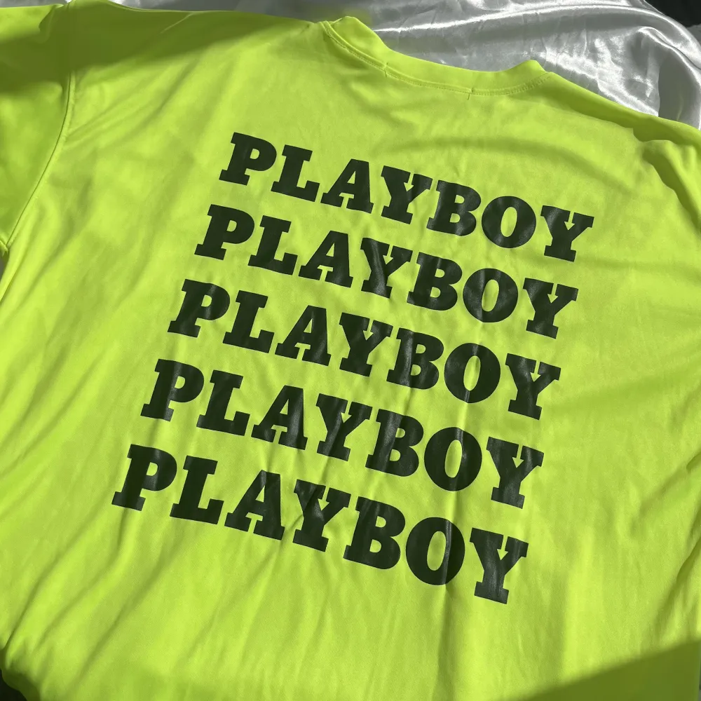 Snygg neongul oversize tröja från playboy. Bra skick men har några fläckar. Betalningen via swish.💓. T-shirts.