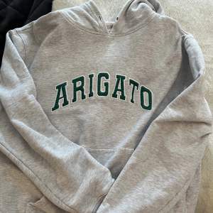 Säljer nu min arigato hoodie köpt här på plick🤘🏻liten i storlek, storlek XL men sitter som en S/M. NYPRIS 1500🙌🏻 Köp direkt för 700