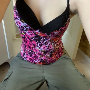 Korsett - Intressekoll på denna snygga korsetten jag köpte i lyon för inte så länge sedan. Skulle säga att ”bh” grejen är ungefär 75B/C, det finns även spännen där bak som man kan schystera!  