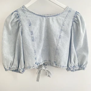 Denim-blus öppen rygg!!✨ - Finaste denim-blusen från Gina, säljes pga kommer inte till användning! Använd vid ett tillfälle så är i bra skick! Nypris 299, mitt pris 150kr✨ Superfin nu till vår/ sommaren!🥰 Köparen står för frakten! Kan såklart skicka fler bilder om så önskas!!🩷