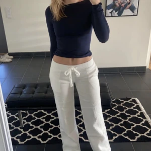 Lågmidjade linnebyxor - Säljer mina alobha linnebyxor i strl XS, vill påstå att de också passar S☺️Lånad första bild. Den nya modellen. Aldrig använda!  Använd ej köp nu innan ni kontaktat mig!