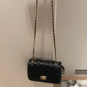 Väska - Köpt i Spanien i somras men har inte använt så mycket. Bra skick 💕.