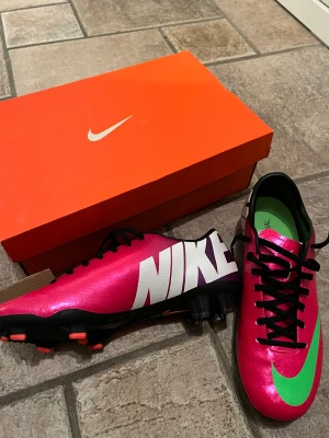 Helt nya Nike Mercurial , Aldrig använda! - Helt nya fotbollskor Nike Mercurial o storlek 40.5 . Nypris 800-1000 typ.