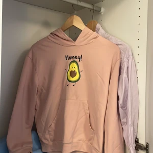Rosa Avokado Hoodie  - En tunn rosa Hoodie/sweatshirt i stl 152 (11-12). Köpt förra året från shein men har inte kommit till användning och passar inte mig längre. Använd c 2 ggr och kommer tvätta den innan köp☺️ köpt för 129 kr och finns inte kvar att köpa längre💓