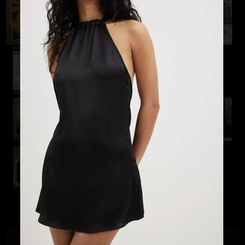 Säljer denna siden klänning från NAKD i storlek xs. Klänningen är endast använd en gång och i ny skick.. Klänningar.