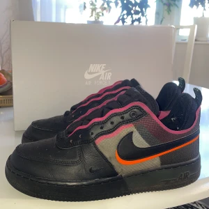Air force 1 - Jag säljer mina air force 1s eftersom jag inte använder de längre. Snörena kommer såklart med. De är köpta från Zalando för 1500 kr. Skriv vid frågor och intresse.