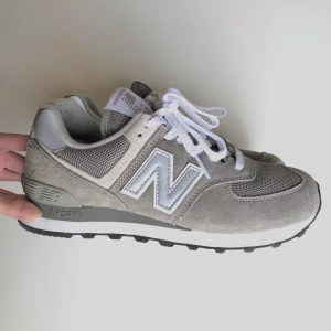 New balance sneakers - New balance sneakers 574 i grå färg med reflex detajler. Säljer pga de är för små i storleken för mig. Använd två gånger. De är i mycket fint skick och är i storlek 38. Nypris 1200kr.