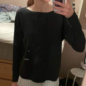 En svart/mörk grå sweatshirt som jag köpte från sellpy för ett tag sen men använder inte💕 Jag har klippt lite i armarna som man kan se på bild 2💕💕 
