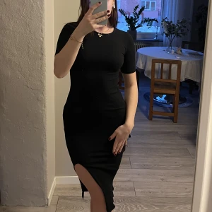 Klänning med slits  - I princip oanvänd 