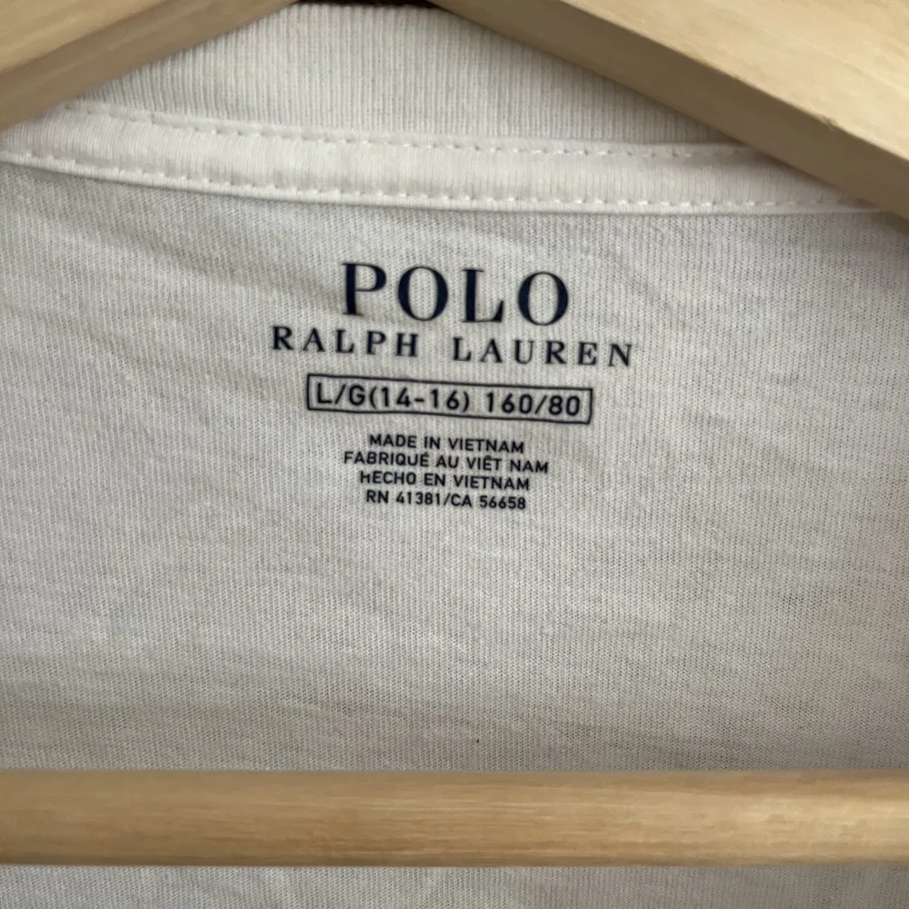Säljer min Polo bear tröja.  Anledning: För liten . Toppar.