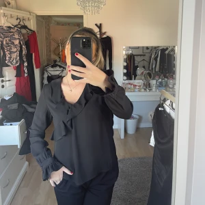 Svart blus - En vacker svart blus! Går bra att använda ”köp nu” funktionen🫶🏻🫶🏻