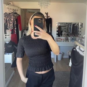 Svart topp - En vacker svart topp med lite längre armar, går bra att använda ”köp nu” funktionen 🫶🏻🫶🏻