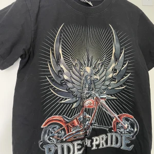T-shirt  - Köpt här på plick men inte fått användning för den. Inga defekter. Coolt tryck med lite guldigt glitter på 🖤