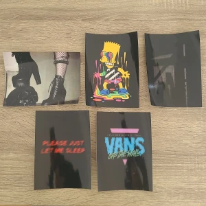 9 st Posters💞 - 9st Posters☠️Fina att sätta upp, nästan helt orörda😇 I svart! 10kr st! Får lite pynt med vid beställning❤️
