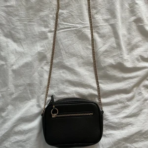 VÄSKA - Jättefin väska från HM. Syns inte att den är använd. Pris kan diskuteras, frakt ingår inte. Skriv privat om ni undrar något💕💕