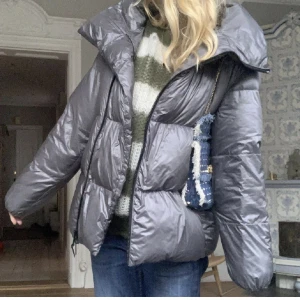 Massimo Dutti jacka - (Lånad första bild). Säljer min Massimo Dutti jacka i strl XS. Den är mycket sparsamt använd så i väldigt fint skick. Andra och tredje bilden mina egna ❤️