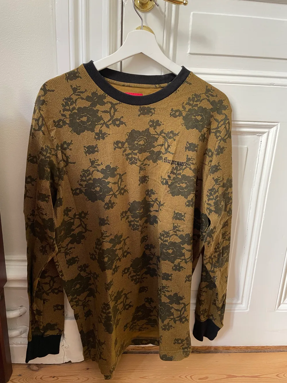Supreme-tröja / långärmad t-shirt. Köpt i Supreme-butiken i Paris, nästan oanvänd.. Tröjor & Koftor.