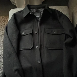 Overshirt Vår Jacka - Säljer en Overshirt Jacka som passar perfekt till våren.  Nästan helt oanvänd använd ett fåtal gånger.  Skick: 9/10 Nypris: 800kr Pris: 500kr (går att pruta)