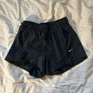 Träningsshorts - Nike shorts perfekta till löpning, paddel eller annan aktivitet. Använda sparsamt 💞 Priset är inklusive frakt. Storlek S men passar både XS och M pga snöre i midjan.