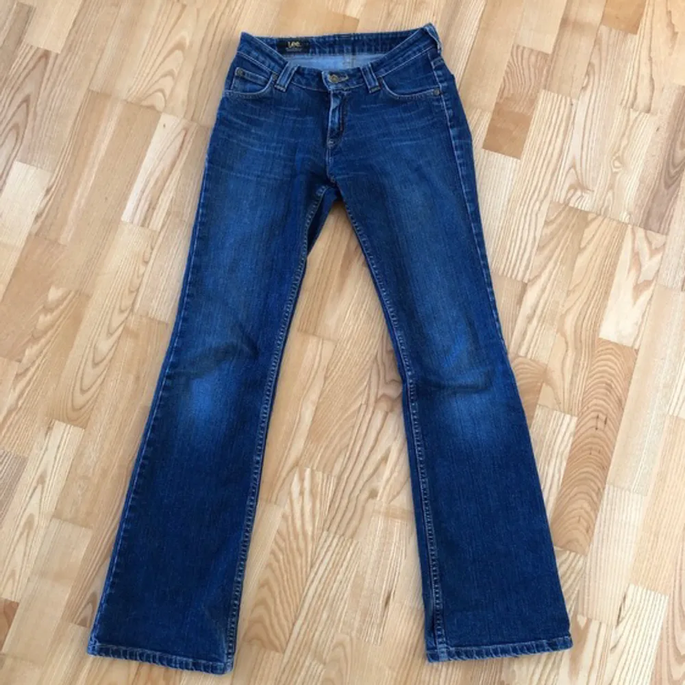 Jag säljer ett par jeans som min kille köpte till mig som tyvärr inte passar så de är lite små i midjan för mig. De är i ett väldigt bra skick och är skitsnygga! 🌸. Jeans & Byxor.