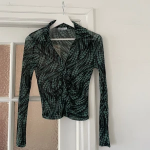 Tunn skjorta i mörkgrönt! - Tunn nästan genomskinlig skjorta i mörkgrönt och svart! 💓från stradivarius i storlek S!